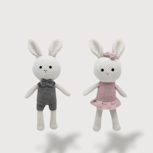 Doudou Crochet Petit Lapin 30 cm avec un nœud papillon et une robe rose, au design artisanal et élégant.