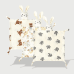 Doudou Plat Lapin avec de Jolis Motifs 30 cm : Trois doudous lapin en tissu doux avec imprimés d'ours, fleurs et motifs végétaux.