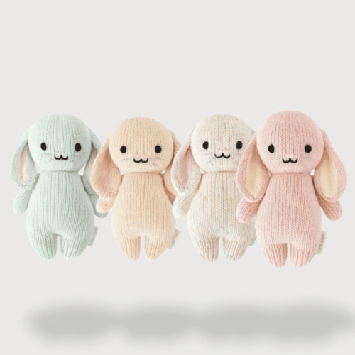 Doudou Crochet Lapin Doux pour Bébé avec un corps en laine tricoté, des oreilles tombantes et des yeux adorables.
