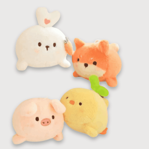 Doudou Kawaii Petit et Mignon 10 cm en forme d'animaux tout ronds comprenant un phoque blanc avec un cœur, un renard orange, un cochon rose et un poussin jaune avec une feuille verte sur la tête.