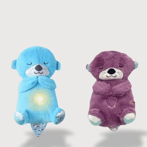 Doudou Bébé Loutre Respirant 30 cm , aux couleurs bleu et violet, avec une lumière apaisante sur le ventre.