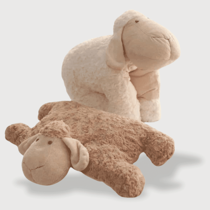 Doudou Mouton de Qualité 34 cm : Deux doudous moutons , l’un allongé en marron et l’autre debout en beige.