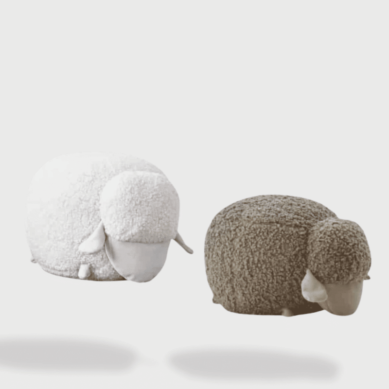 Doudou Mouton Très Doux 42 cm : Deux doudous moutons couchés, un blanc et un marron, au pelage bouclé et à l’allure apaisante.