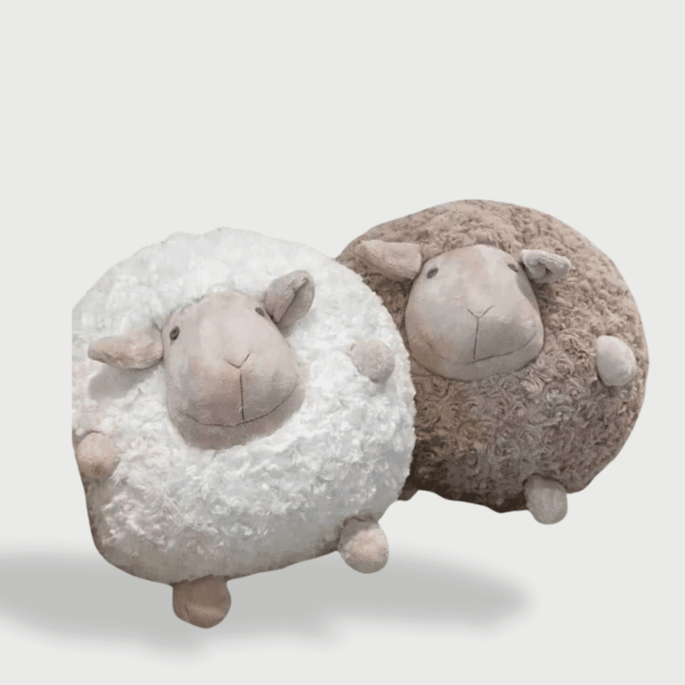 Doudou Mouton Décoratif 30 cm : Deux doudous moutons ronds et moelleux, un blanc et un marron, avec des pattes courtes et un visage brodé.