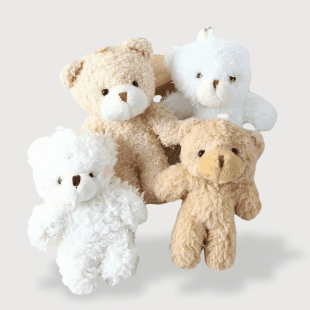 Doudou Nounours Super Adorable 13 cm avec quatre petits oursons moelleux aux couleurs beige, blanc et marron, à la texture douce.