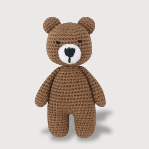 Doudou Crochet Ours Brun en laine tricotée, avec un regard tendre, un nez brodé et un design minimaliste.