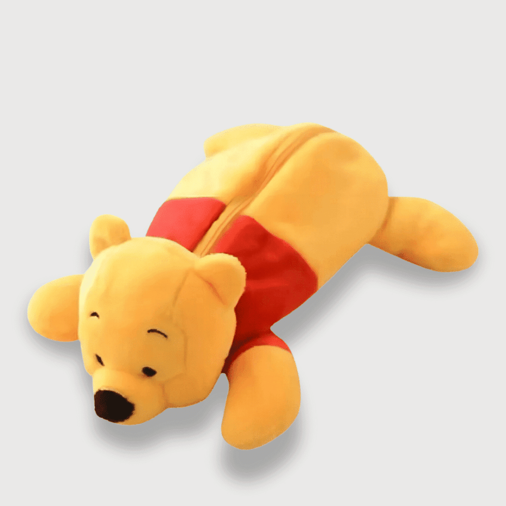 Doudou Winnie en Forme de Trousse 25 cm allongé servant de trousse avec une fermeture éclair discrète sur son dos.