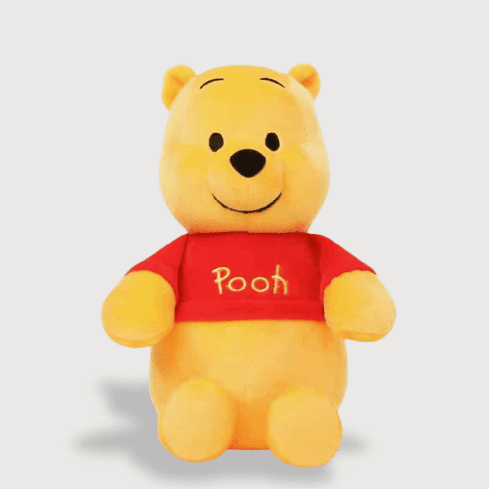 Doudou Winnie L'Ourson Mini 23 cm, un doudou Winnie souriant, vêtu de son t-shirt rouge avec l'inscription "Pooh".