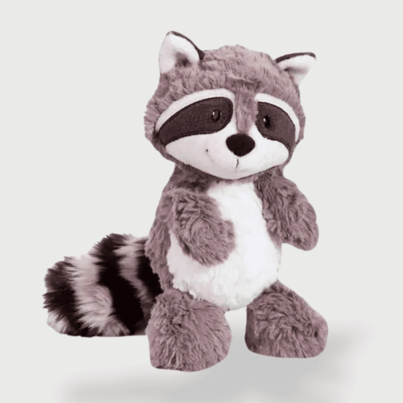 Doudou Raton Laveur pour Enfants, un doudou raton laveur gris debout au ventre blanc et queue rayée.