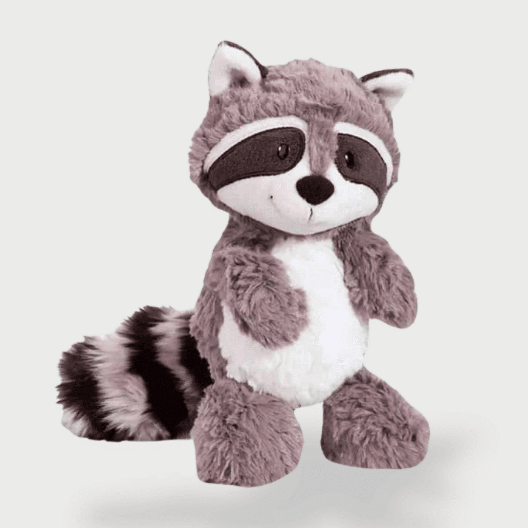 Doudou Raton Laveur pour Enfants, un doudou raton laveur gris debout au ventre blanc et queue rayée.