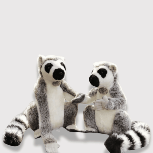 Doudou Singe Lémurien 28 cm, deux doudous lémuriens gris et blancs avec longues files rayées.