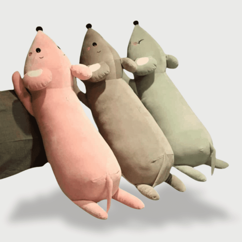 Doudou Souris Géant 110 cm : Trois grands doudous souris allongés en rose, gris et vert avec un sourire apaisant.