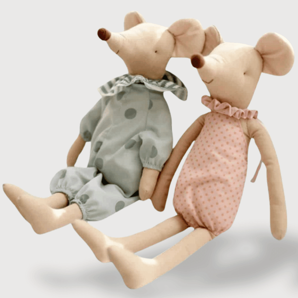 Doudou Souris Mignon : Deux doudous souris habillés en pyjamas à volants, une en rose et l’autre en bleu à pois.