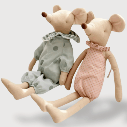 Doudou Souris Mignon : Deux doudous souris habillés en pyjamas à volants, une en rose et l’autre en bleu à pois.