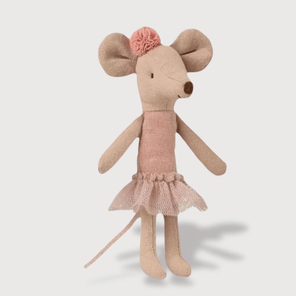 Doudou Souris Ballerine 12 cm : Doudou souris beige avec une robe rose et un pompon sur la tête.