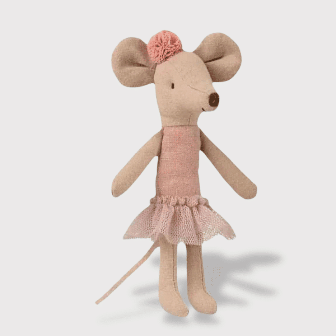 Doudou Souris Ballerine 12 cm 1 Doudou Souris Ballerine 12 cm : Doudou souris beige avec une robe rose et un pompon sur la tête.