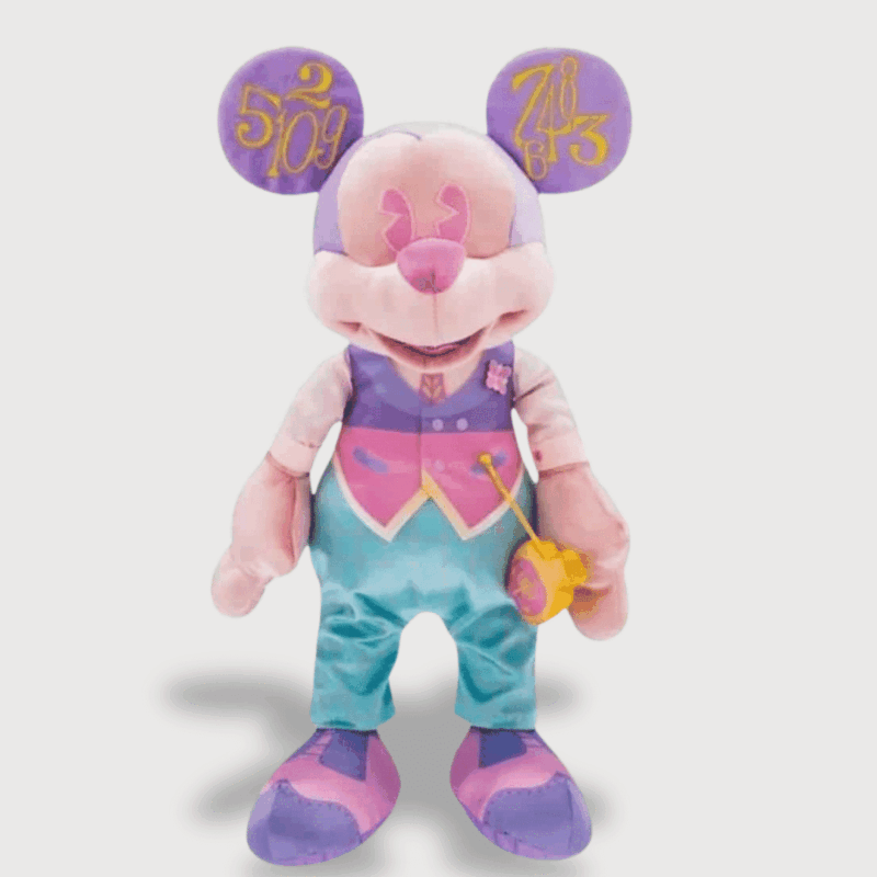 Doudou Mickey Édition Limitée : Un doudou Mickey aux couleurs vives, en violet et bleu, avec des motifs dorés sur les oreilles et habillé d'un élégant costume.