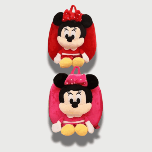 Doudou Minnie avec Sac à Dos : Deux doudous Minnie avec un sac à dos, l’un en rouge avec un nœud rouge, l’autre en rose avec un nœud rose, tous deux assis avec des chaussures jaunes et une tenue assortie.