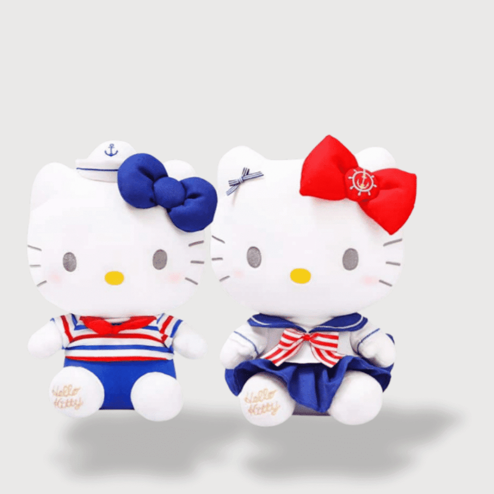 Doudou Peluche Hello Kitty : Deux doudous Hello Kitty en tenue de marin, l’un avec un nœud bleu et l’autre avec un nœud rouge.