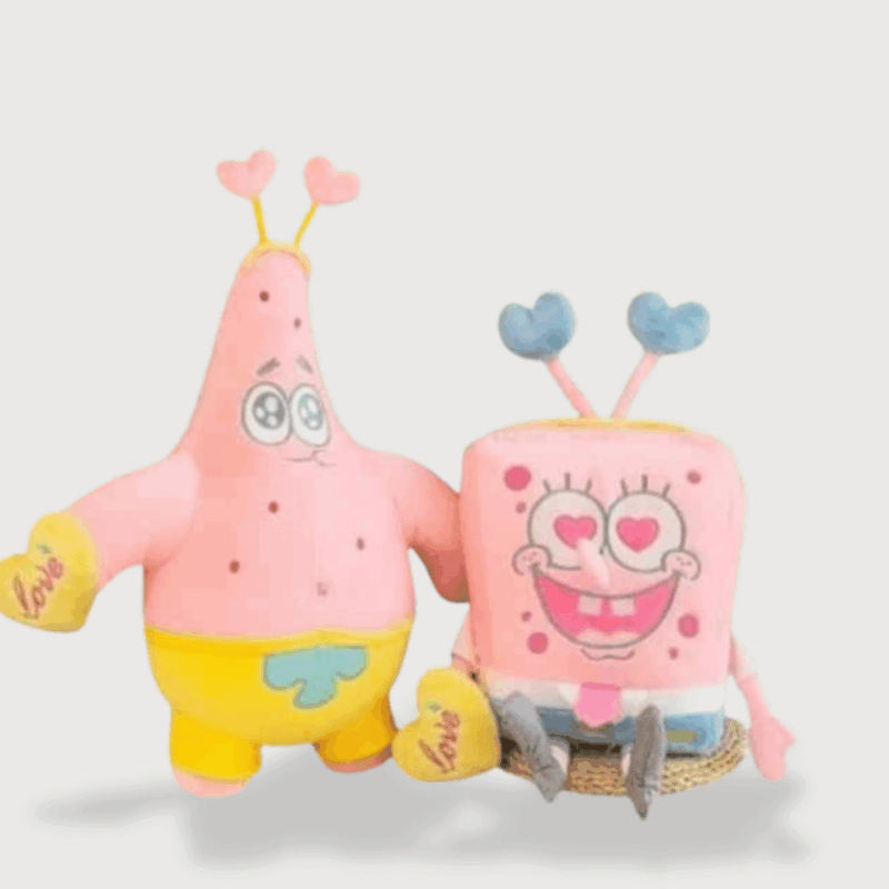Doudou Rose Patrick et Bob l'Éponge : Deux doudous représentant Patrick en short jaune et Bob l’Éponge avec des yeux en cœur.