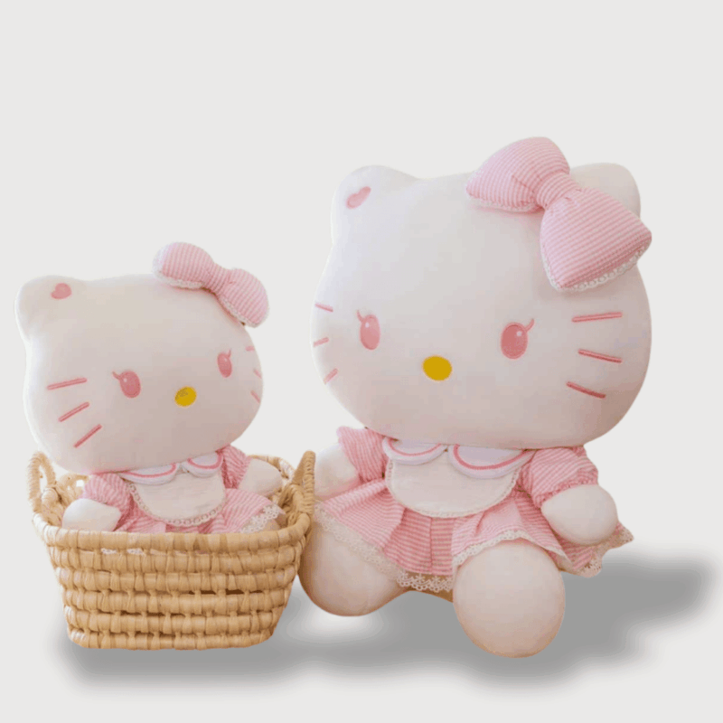 Doudou Kittie Style Kawaii : Deux doudous Hello Kitty en robe rose, l’un assis dans un panier en osier, l’autre posé à côté.