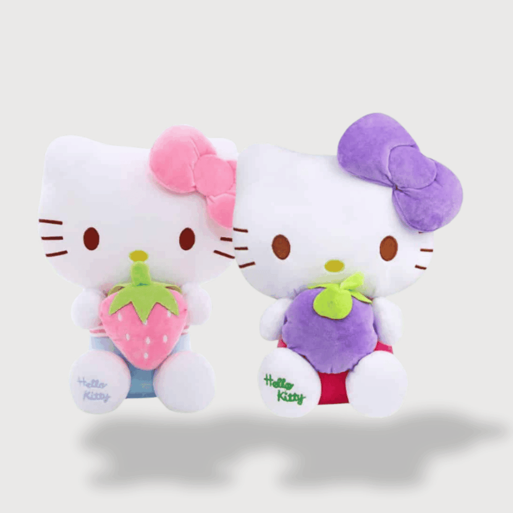Doudou Kittie Doux et Câlin 30 cm : Deux doudous Hello Kitty blancs tenant une fraise et une aubergine avec des nœuds roses et violets.
