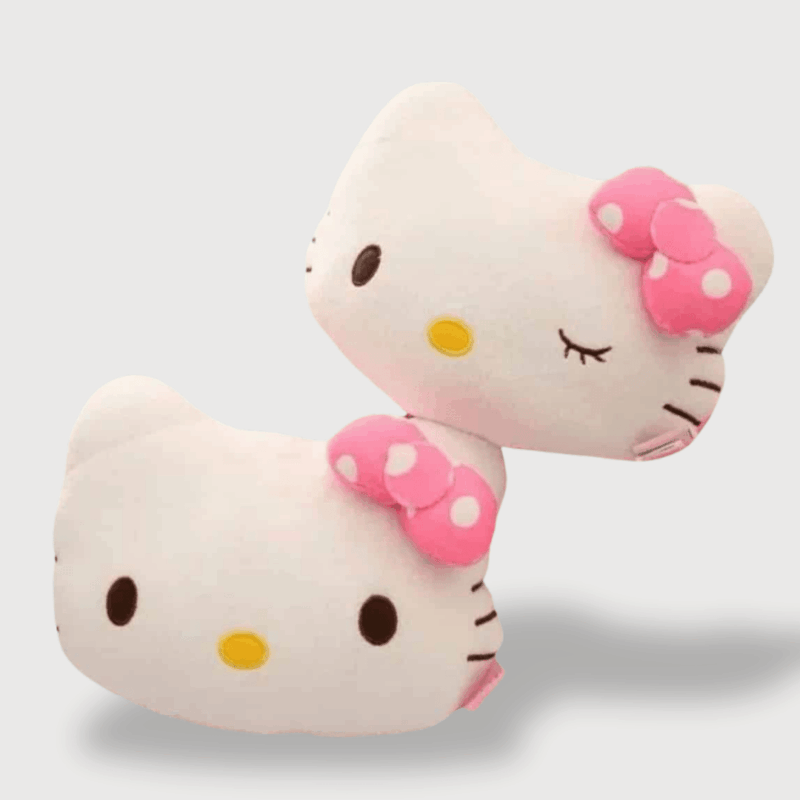 Doudou Kittie Oreiller pour Voiture : Deux coussins en forme de tête de Hello Kitty avec des nœuds roses à pois, un avec les yeux ouverts et l’autre endormi.