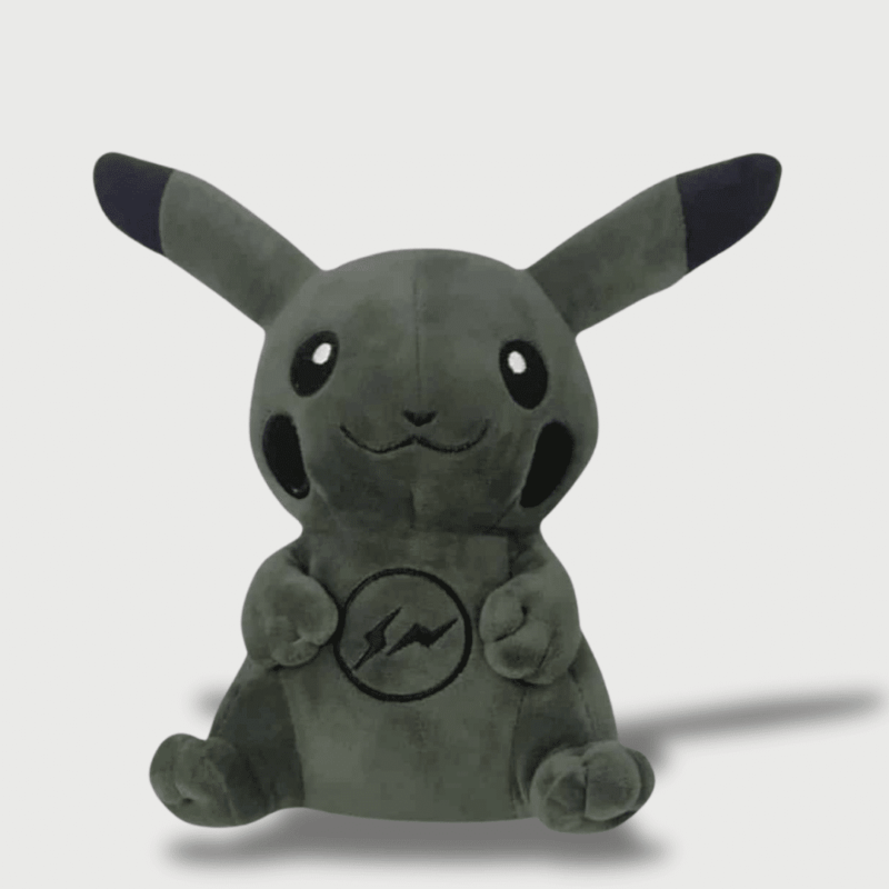 Doudou Pokemon Pikachu Noir : Un doudou Pikachu entièrement noir avec des oreilles foncées et un symbole électrique sur le ventre.