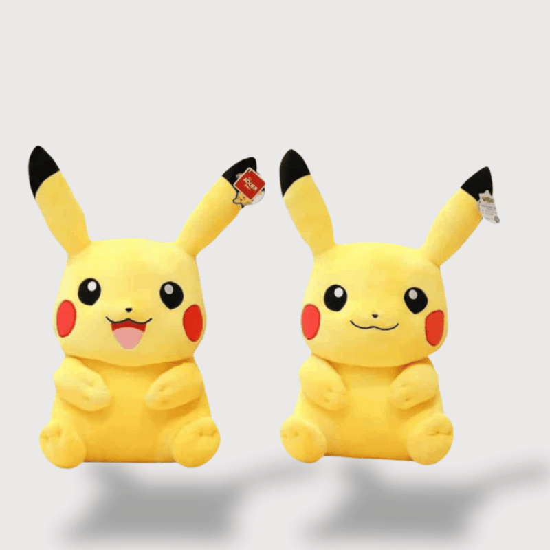Doudou Pokemon Pikachu Mignon 45cm : Deux doudous Pikachu jaunes assis, l’un avec un large sourire et l’autre avec un regard tendre.
