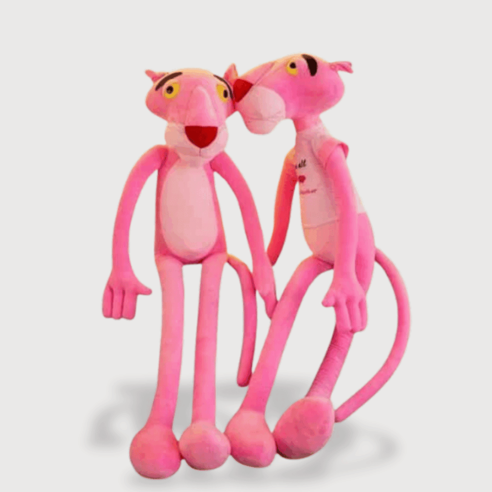 Doudou Rose La Panthère avec deux Panthères Roses assises, aux longues jambes pendantes et au design cartoon reconnaissable.