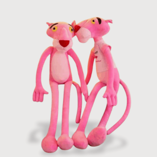 Doudou Rose La Panthère avec deux Panthères Roses assises, aux longues jambes pendantes et au design cartoon reconnaissable.