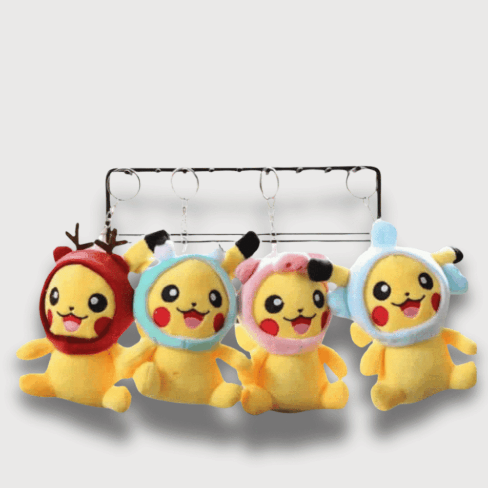 Doudou Pokemon Pikachu pour Enfant : Quatre doudous Pikachu avec des bonnets colorés en forme de renne, mouton, lapin et ours.