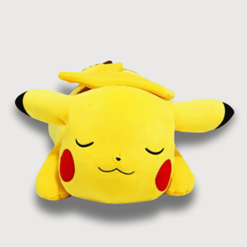 Doudou Pikachu Dormant : Un doudou Pikachu allongé sur le ventre, yeux fermés, avec une queue repliée sur le dos.