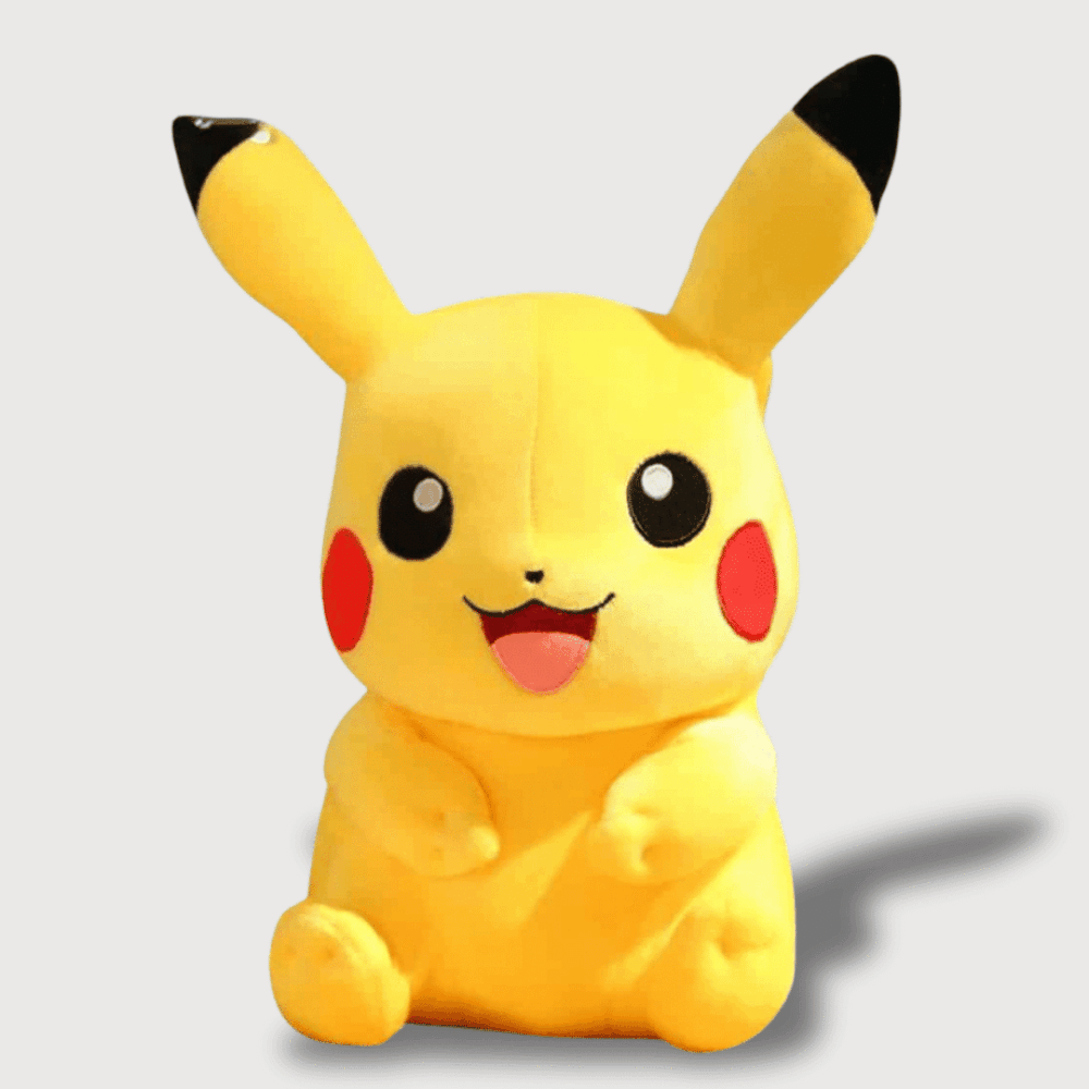 Doudou Pikachu Souriant 25 cm : Un doudou Pikachu assis, jaune avec des joues rouges, sourire large et oreilles dressées.