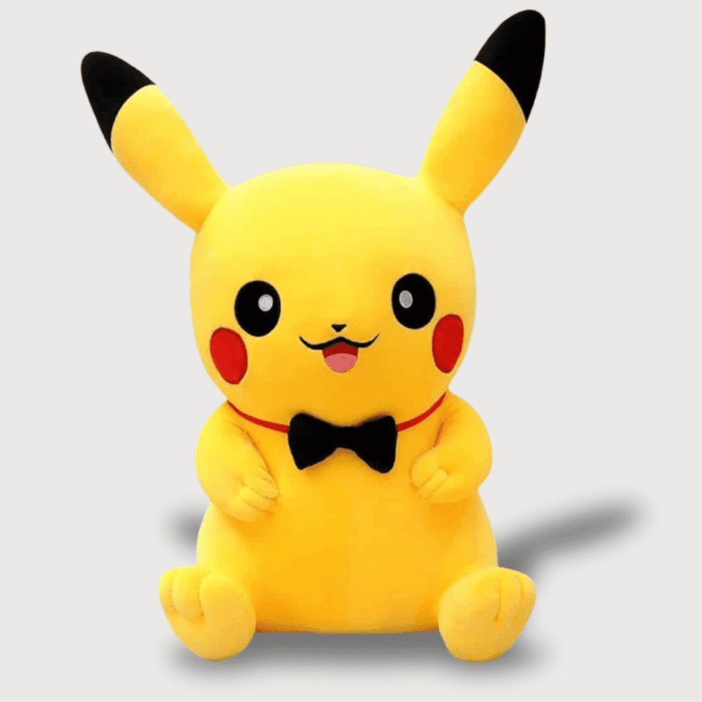 Doudou Pikachu Géant : Un grand doudou Pikachu jaune avec un nœud papillon noir et un sourire joyeux.