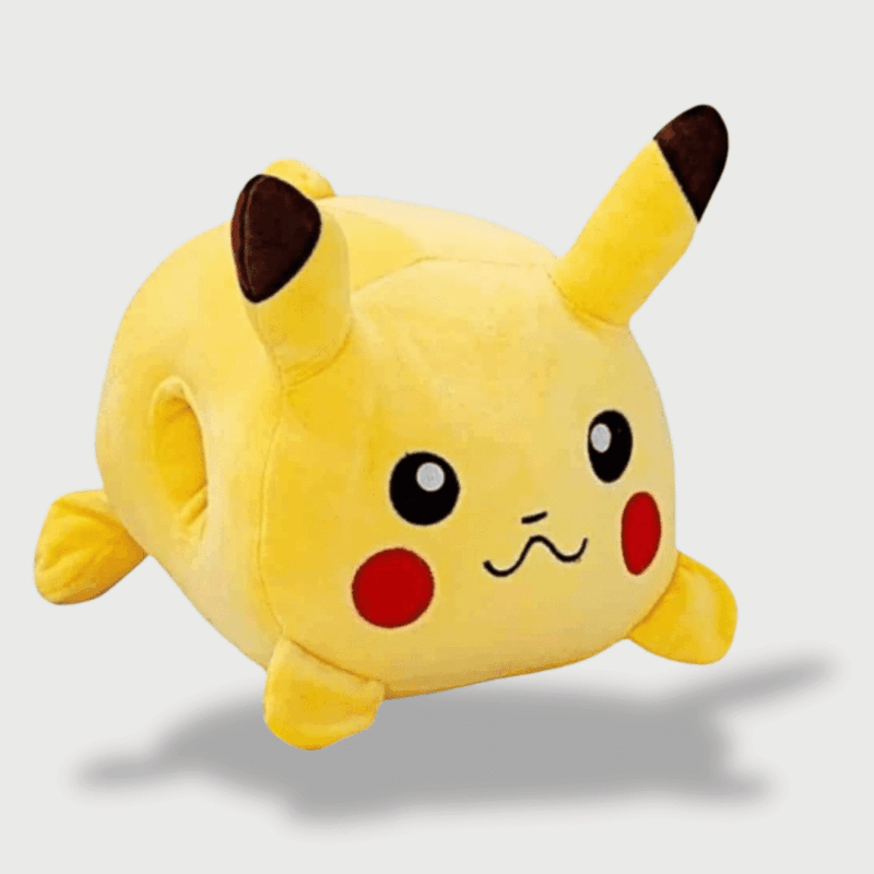 Doudou Pikachu Chauffe-mains : Un doudou Pikachu carré jaune avec des oreilles noires et des ouvertures pour les mains.