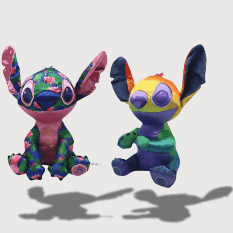 Doudou Disney Stitch Édition Limitée : Deux doudous Stitch avec des motifs arc-en-ciel et floral.