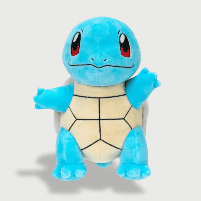 Doudou Pokemon Carapuce : Un doudou Carapuce bleu avec une carapace beige et des yeux rouges, bras ouverts.