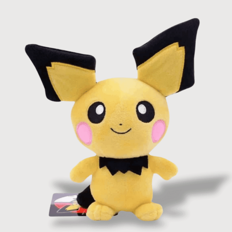 Doudou Pokemon Pichu : Un doudou Pichu jaune avec de grandes oreilles noires et un petit sourire.