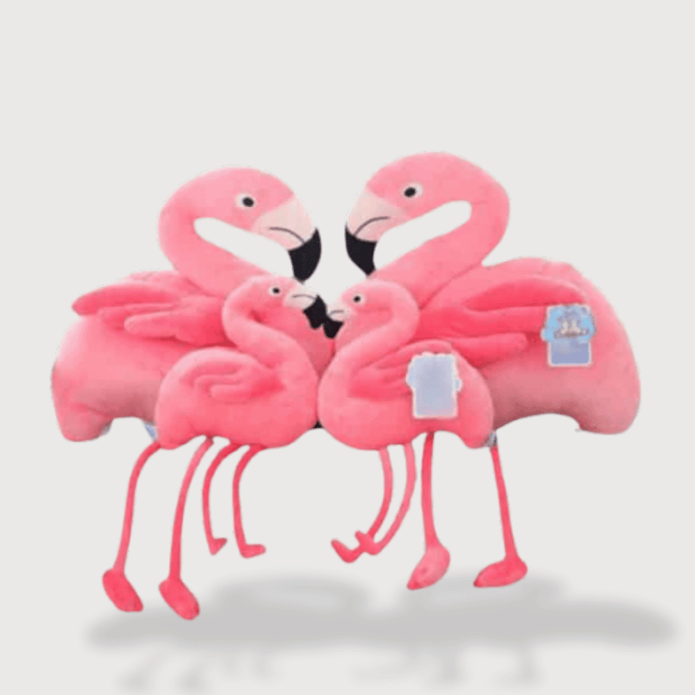 Doudou Rose Flamant avec deux grands flamants roses et leurs petits, aux longues pattes fines et bec noir.