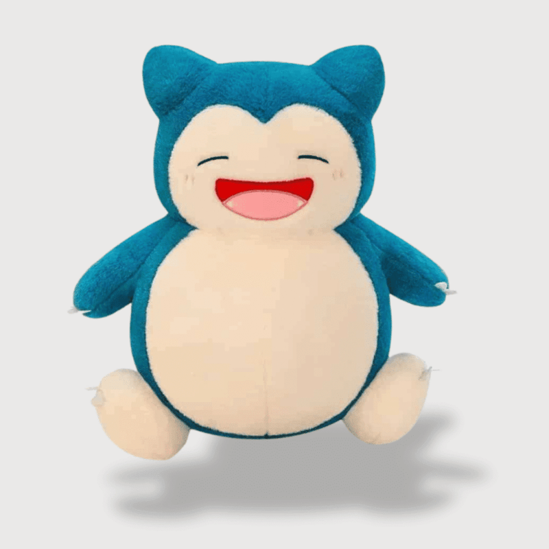 Doudou Pokemon Ronflex : Un doudou Ronflex bleu et beige, assis avec un grand sourire et les bras écartés.