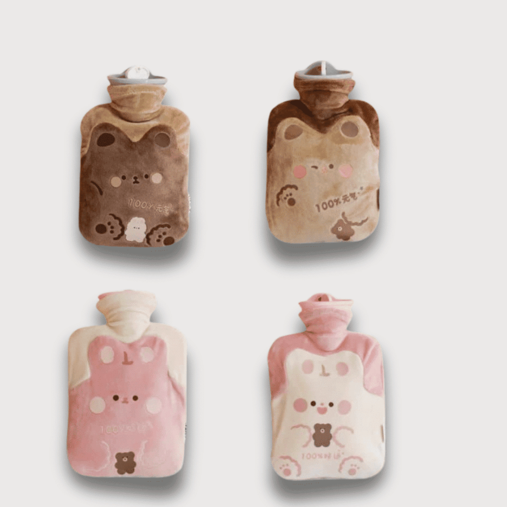 Doudou Bouillotte Apaisant : Quatre bouillottes rectangulaires avec des motifs d’animaux mignons en peluche douce disponibles en plusieurs couleurs : marron, rose et blanc.
