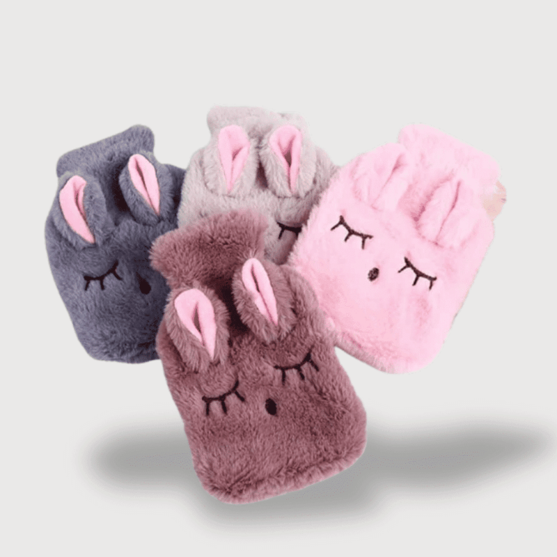 Doudou Bouillotte Lapin : Quatre bouillottes douces en forme de lapin, avec de longues oreilles et des yeux fermés, disponibles en plusieurs couleurs : gris, marron, rose et beige.