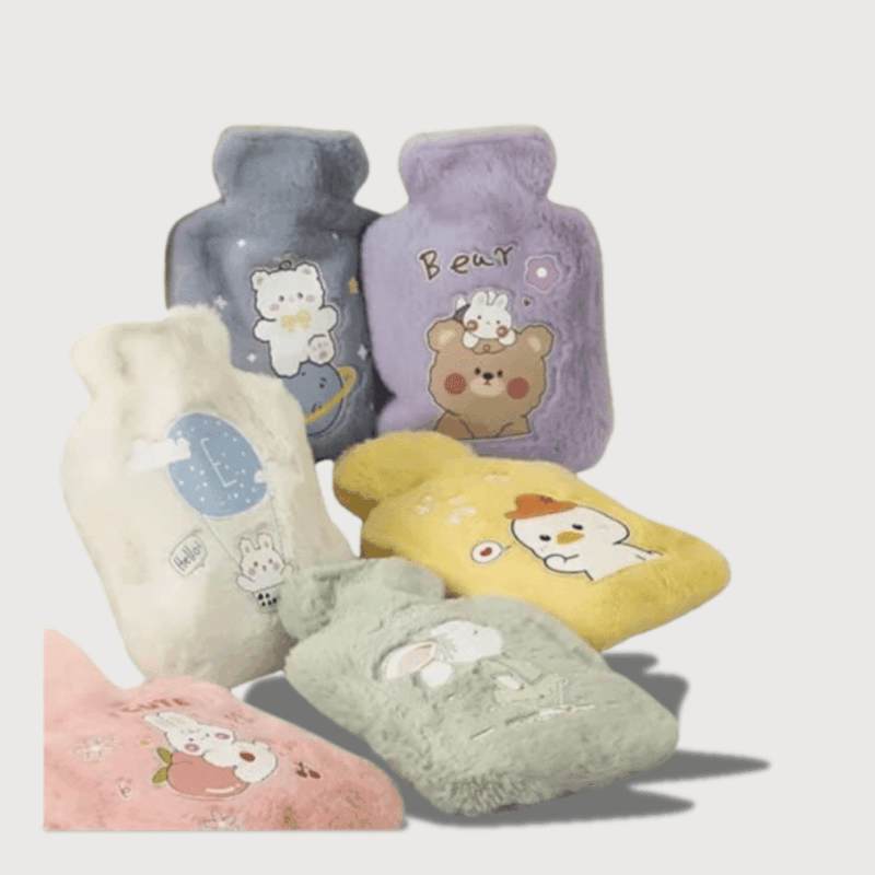 Doudou Bouillotte Très Douce : Six bouillottes en tissu pelucheux avec des dessins d’animaux adorables disponibles en plusieurs couleurs : vert, violet, blanc, gris, rose et jaune.