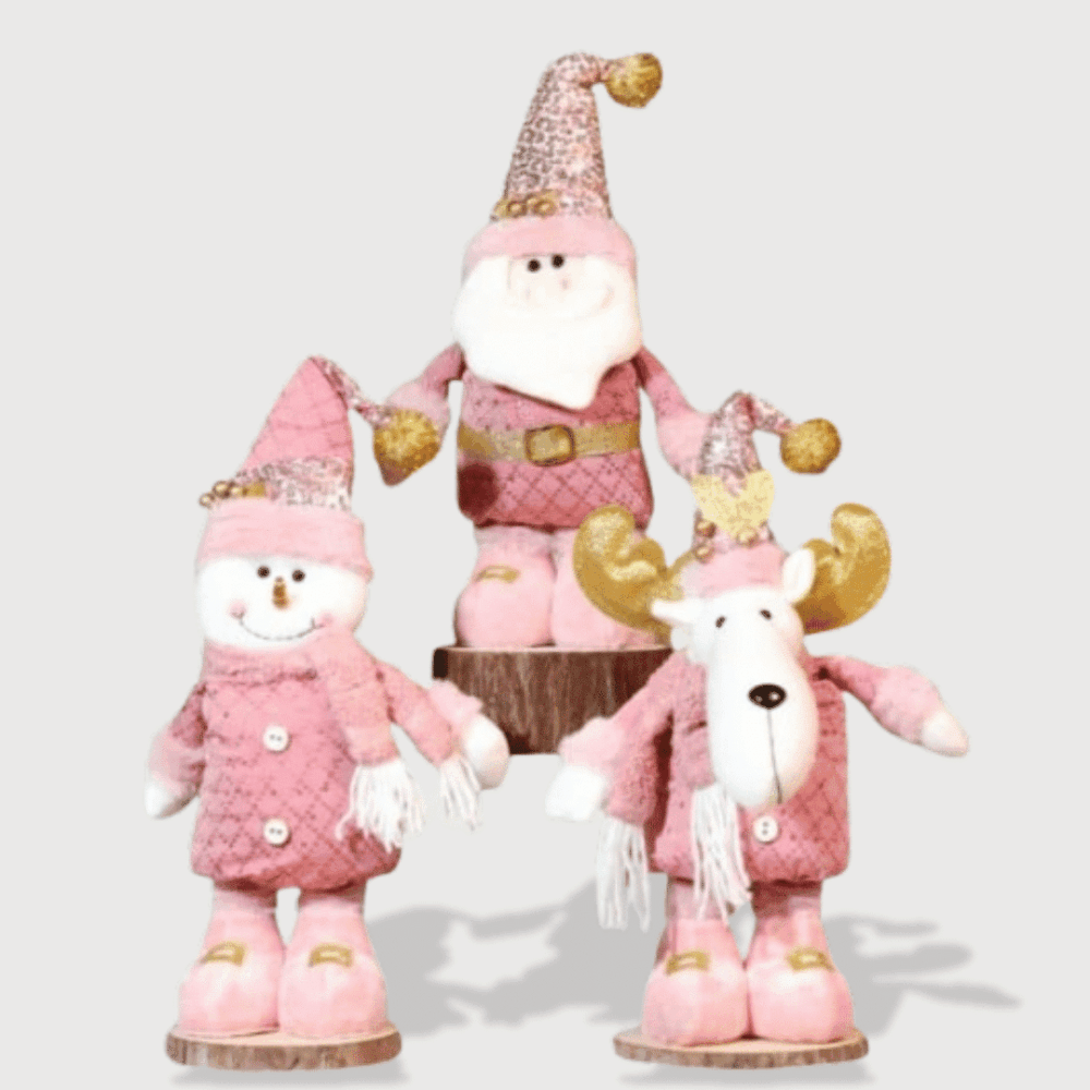 Doudou Rose de Noël : Un ensemble de trois doudous de Noël en rose, représentant un père Noël, un bonhomme de neige et un renne.