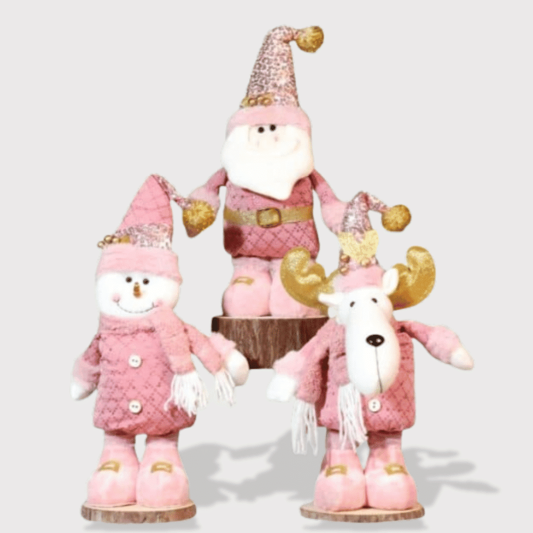 Doudou Rose de Noël 1 Doudou Rose de Noël : Un ensemble de trois doudous de Noël en rose, représentant un père Noël, un bonhomme de neige et un renne.