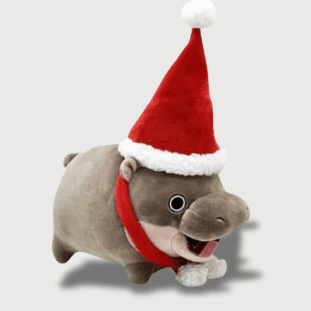 Doudou Bébé Hippopotame de Noël : Un doudou hippopotame gris avec un bonnet de Noël rouge et un écharpe assortie.