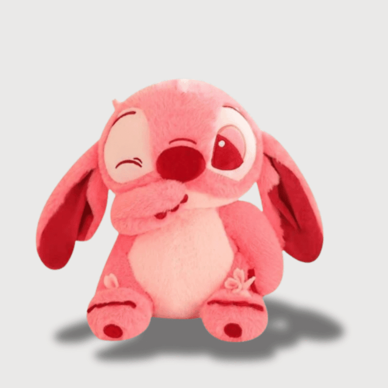 Doudou Rose Stitch : Un doudou Stitch rose avec une oreille repliée et un œil fermé, affichant une expression malicieuse.