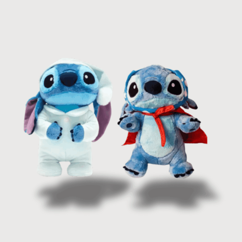Doudou Stitch Doux et Mignon : Un lot de deux doudous Stitch, l’un en pyjama blanc avec un bonnet et l’autre en cape rouge.
