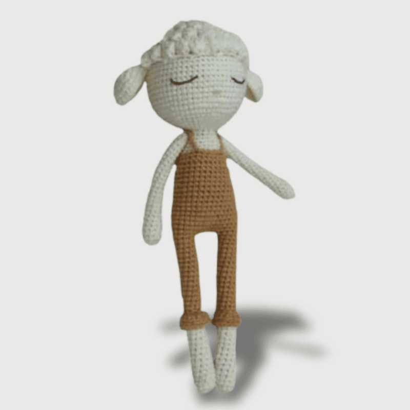 Doudou Crochet Mouton : Un doudou mouton au style crocheté avec un corps blanc et une salopette marron.